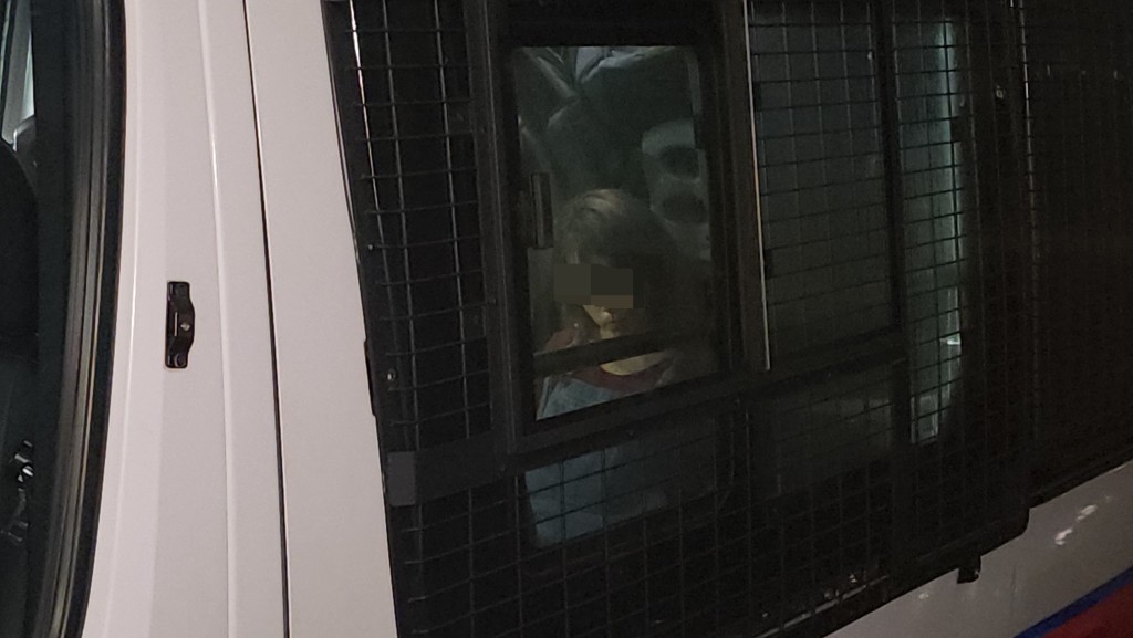 女子當場被捕。黎志偉攝 女子當場被捕。黎志偉攝