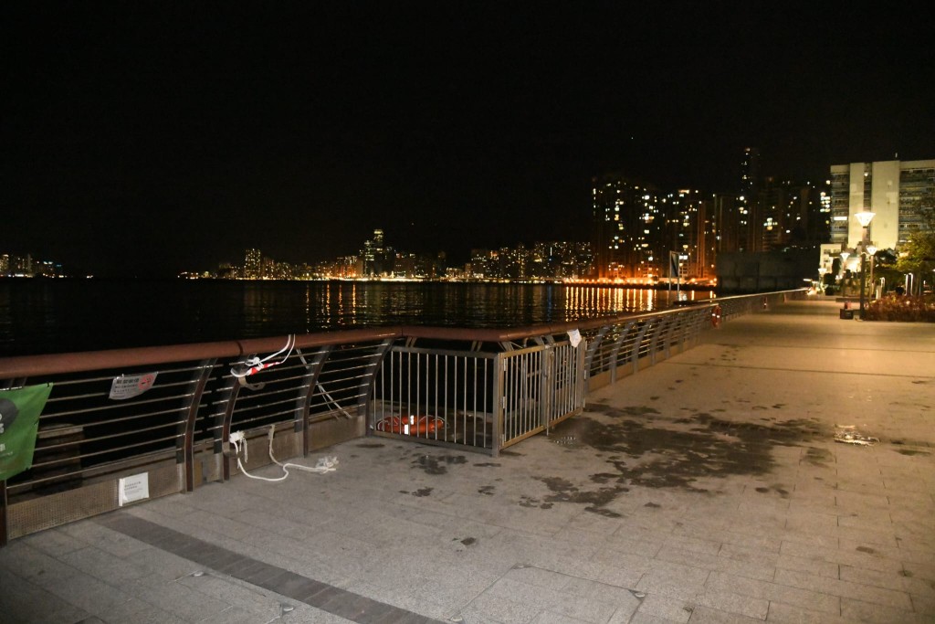 附近市民發現有人墮海，迅速拋下水泡協助，並報警求助。蔡楚輝攝