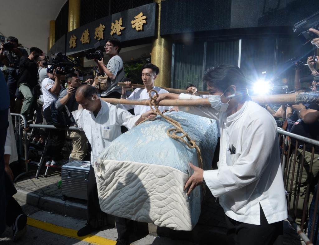 金庸的靈柩會送往寶蓮寺火化。 