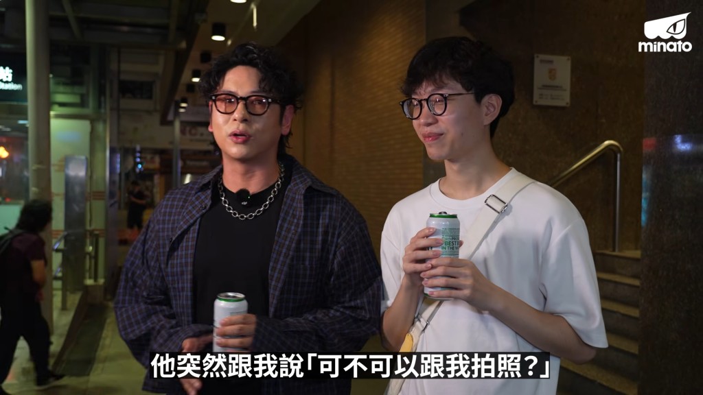 許廷鏗憶述有路人在扶手電梯突然提出合照要求。(影片截圖:MinatoTV《酒精路跑》) 許廷鏗憶述有路人在扶手電梯突然提出合照要求。(影片截圖:MinatoTV《酒精路跑》)