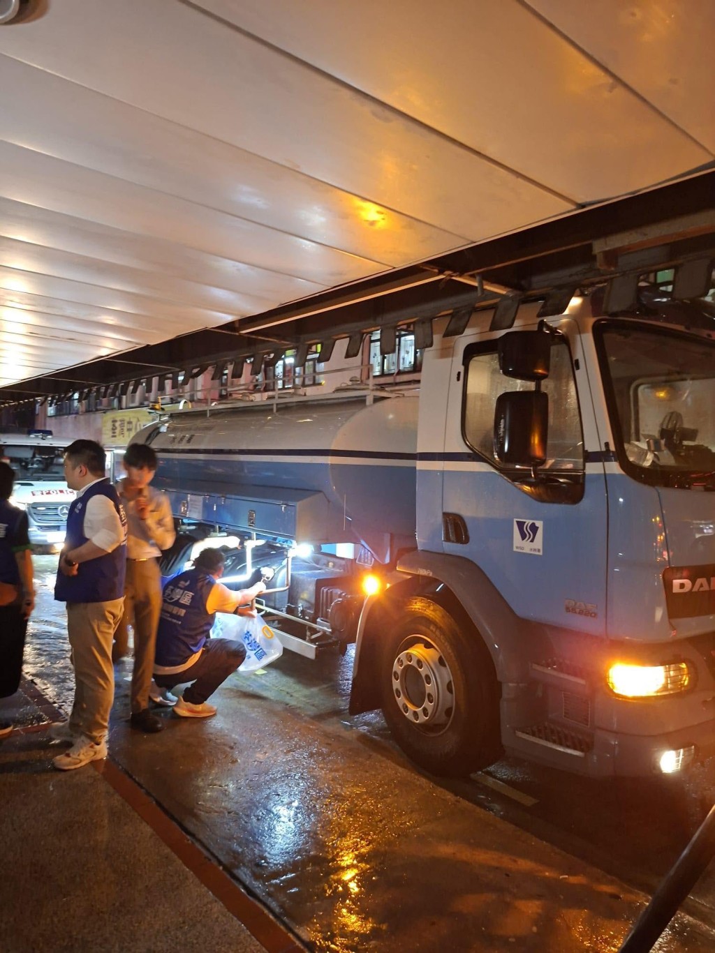 水務署在現場設置16個水箱，同時已增派兩架水車到達受影響大廈附近，以方便相關居民及商戶取用臨時食水。fb「滴惜仔」圖片