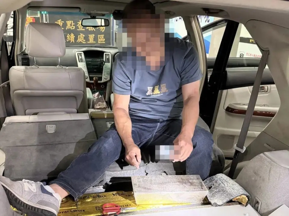 車藏148.7千克銀磚,跨境司機擬偷運內地轉售謀利。 車藏148.7千克銀磚,跨境司機擬偷運內地轉售謀利。