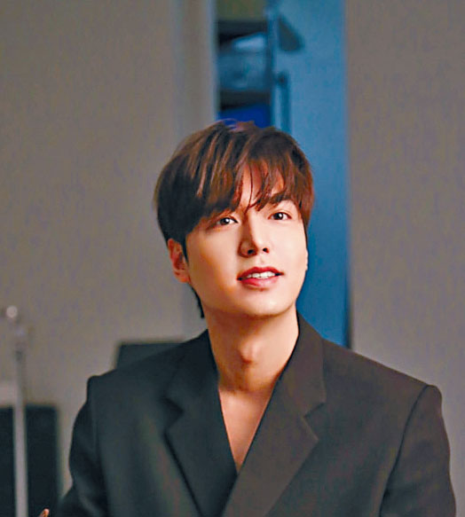 李敏鎬出名愛犬，曾為Choco設計肖像T恤義賣籌款。