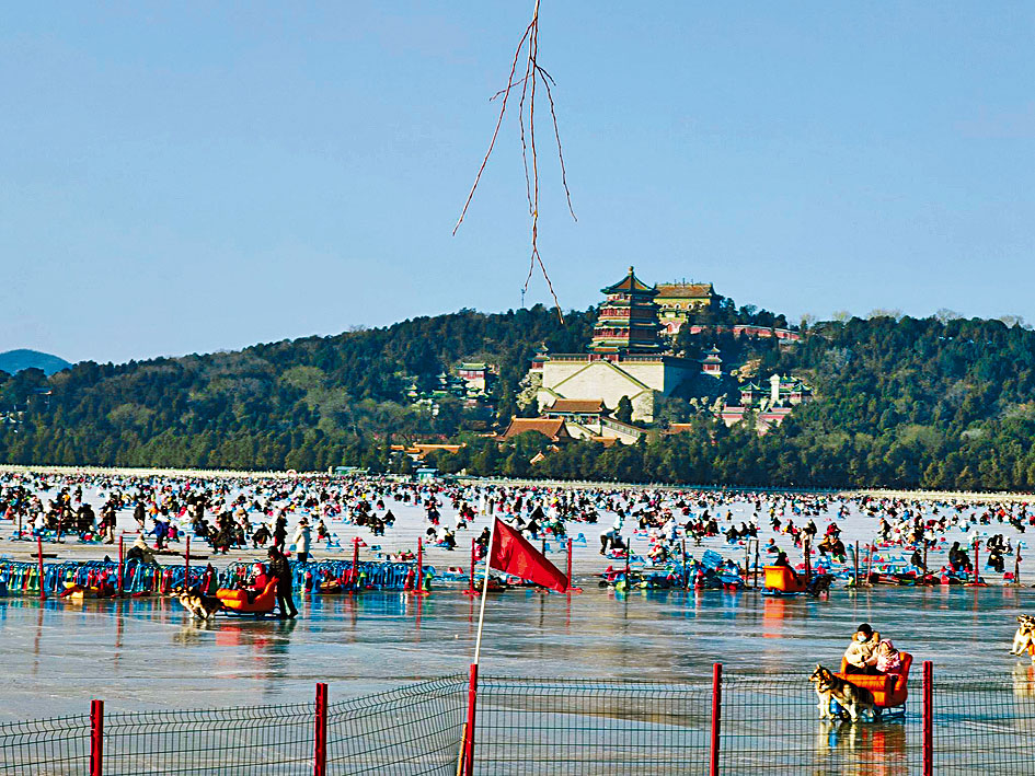 北京市民在结冰的昆明湖上溜冰车。