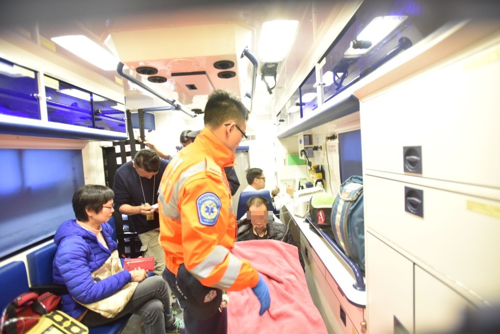 男子送院治理。杨伟亨摄