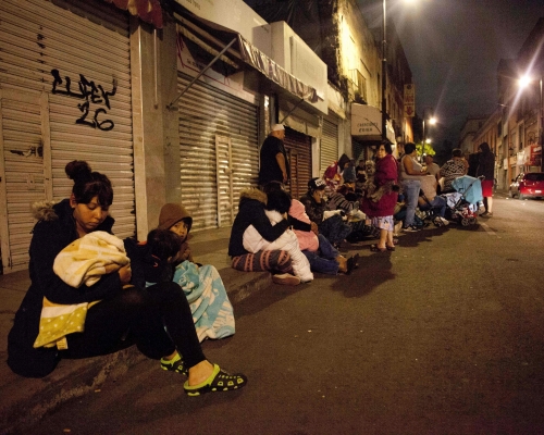 不少市民睡夢中驚醒，身著睡衣摸黑到街上暫避，亦有人抱著寵物避險。