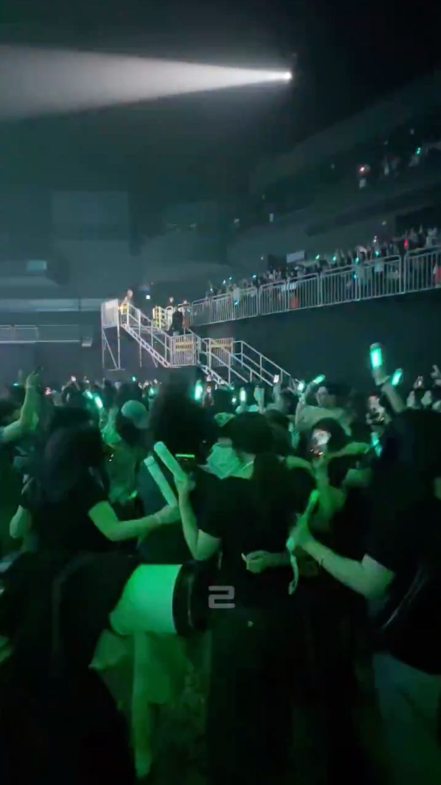 台下fans仍然非常投入地瘋狂跳舞。 台下fans仍然非常投入地瘋狂跳舞。