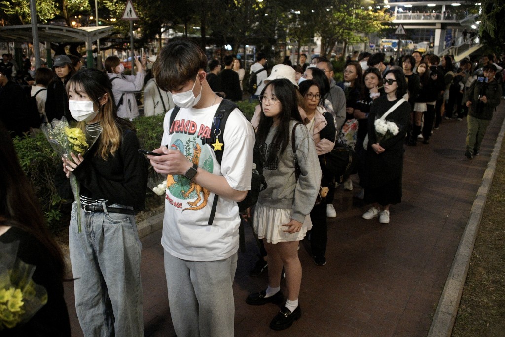 數百名市民今日到場獻花悼念死難者。
