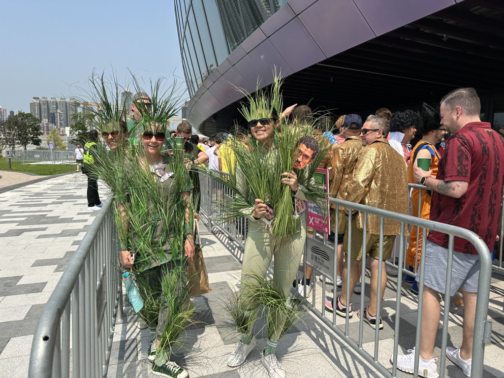 球迷精心打扮入場。啟德體育園圖片 球迷精心打扮入場。啟德體育園圖片