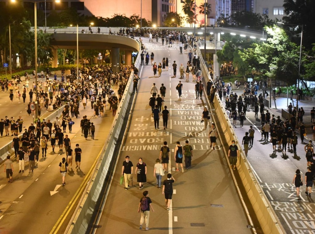 在金鐘夏愨道,示威者人數逐漸增加。