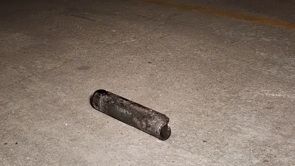 現場一度傳出爆炸聲,有碎片由火場飛出。黎志偉攝 現場一度傳出爆炸聲,有碎片由火場飛出。黎志偉攝