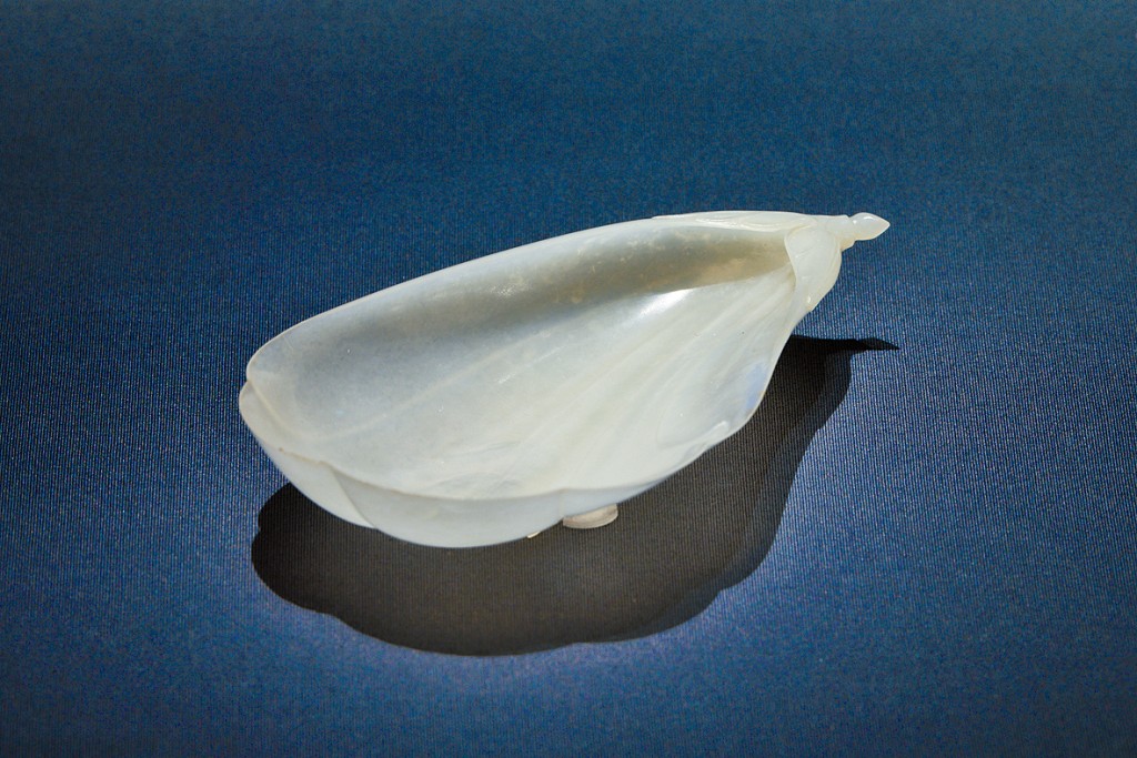 「莫臥兒王朝瑰寶」展出的花瓣形玉雕酒杯 ©香港故宮文化博物館