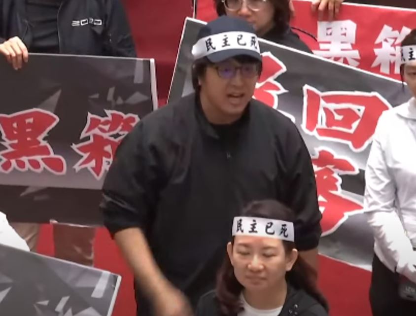台灣立法院昨日開會後，原本頭纏紗布的沈伯洋改戴棒球帽。中時