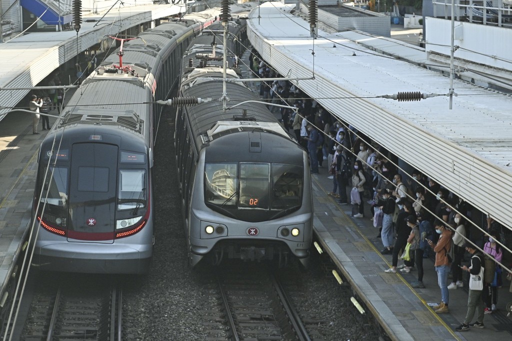东铁线9卡列车（左）与12卡列车（右）混合行驶。 资料图片