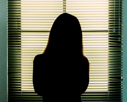 少女指被餵食含有毒品硝西泮成分的「咖啡包」後被人性侵。圖unsplash 