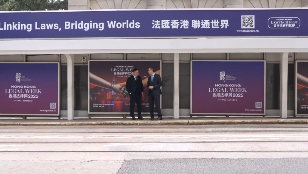 先睹為快律政司全新的電車站廣告。林定國fb影片截圖 