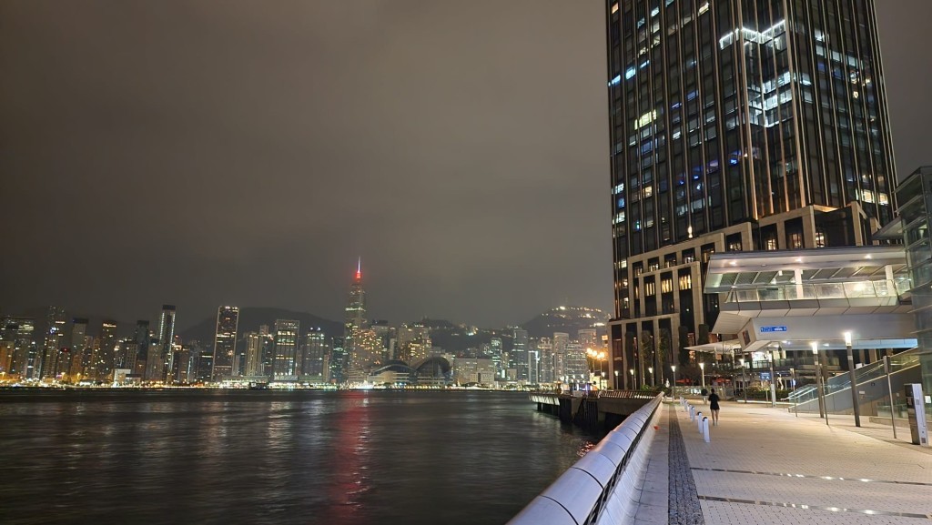 本港地區今日多雲，早晚寒冷。黎志偉攝