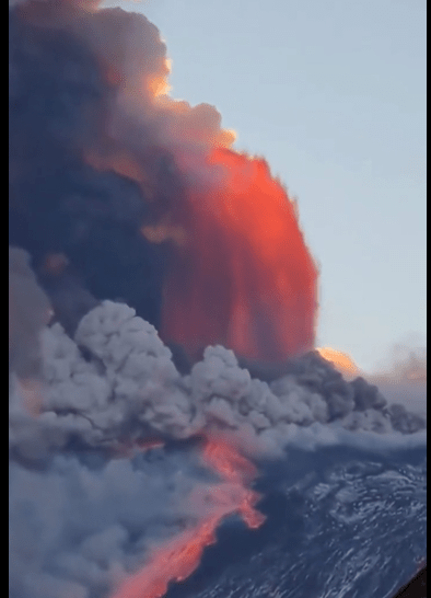 網片顯示，埃特納火山噴發，大量灰燼濃煙噴出。網片截圖