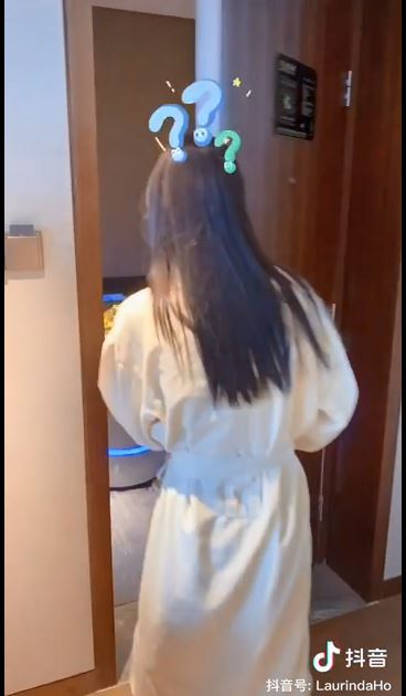 超莲即刻走去开门。