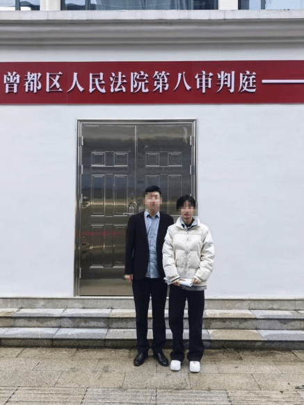 申明與代理律師在法院前合照。瀟湘晨報