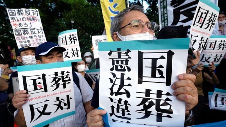 日本持續有民眾抗議，反對為安倍舉行國葬。路透社圖片