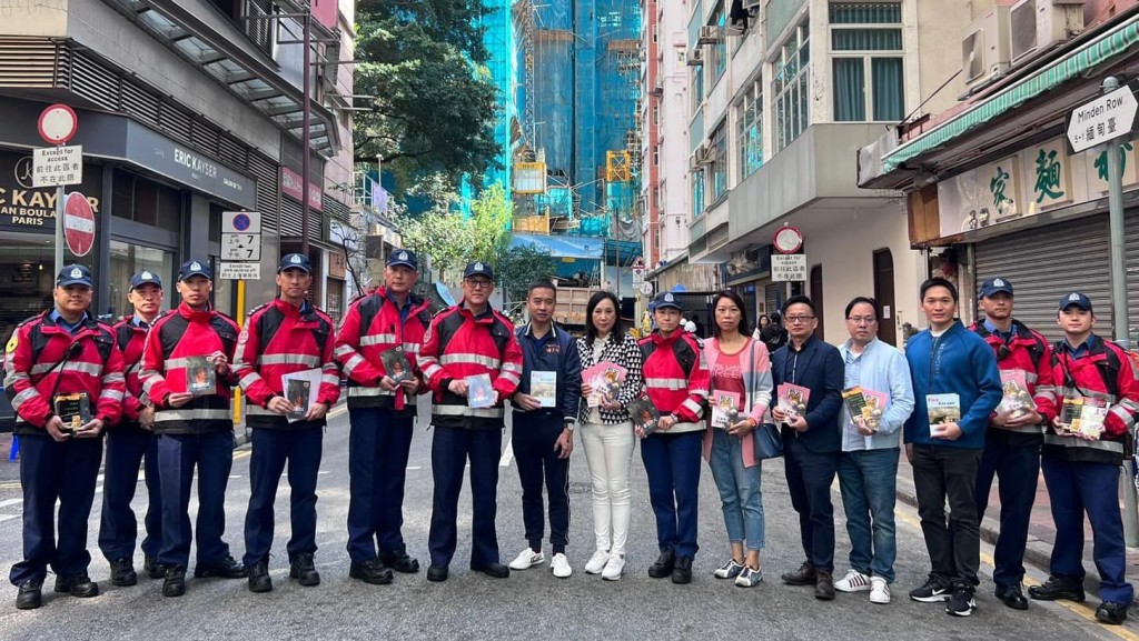 消防處聯同油尖旺民政事務處及油尖旺區防火委員，到訪四級火地盤附近多座大廈，向市民派發防火資訊及小冊子。消防處FB