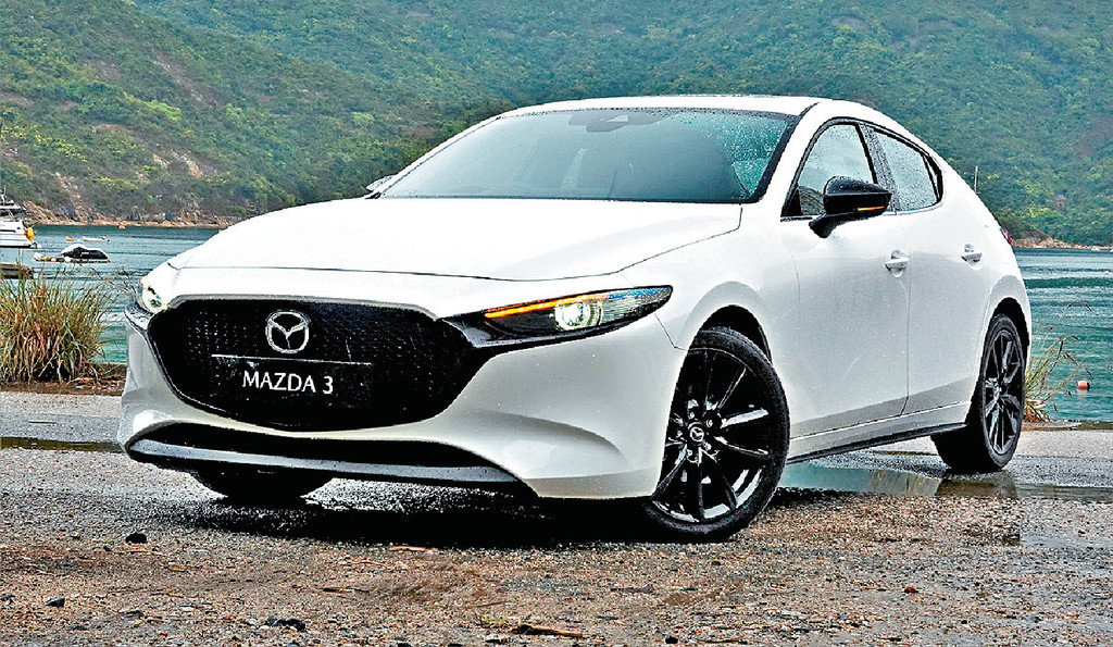 ■Mazda 3 Fastback 2.0 Advance棍波版配上亮黑色鬼面罩及車身配飾。