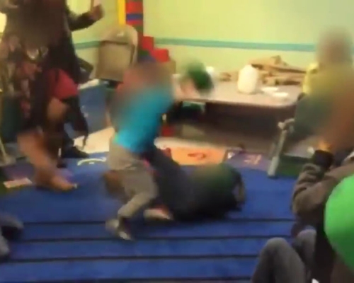美國有教師將托兒所變成「搏擊會」，鼓勵幼童對打。（網圖）