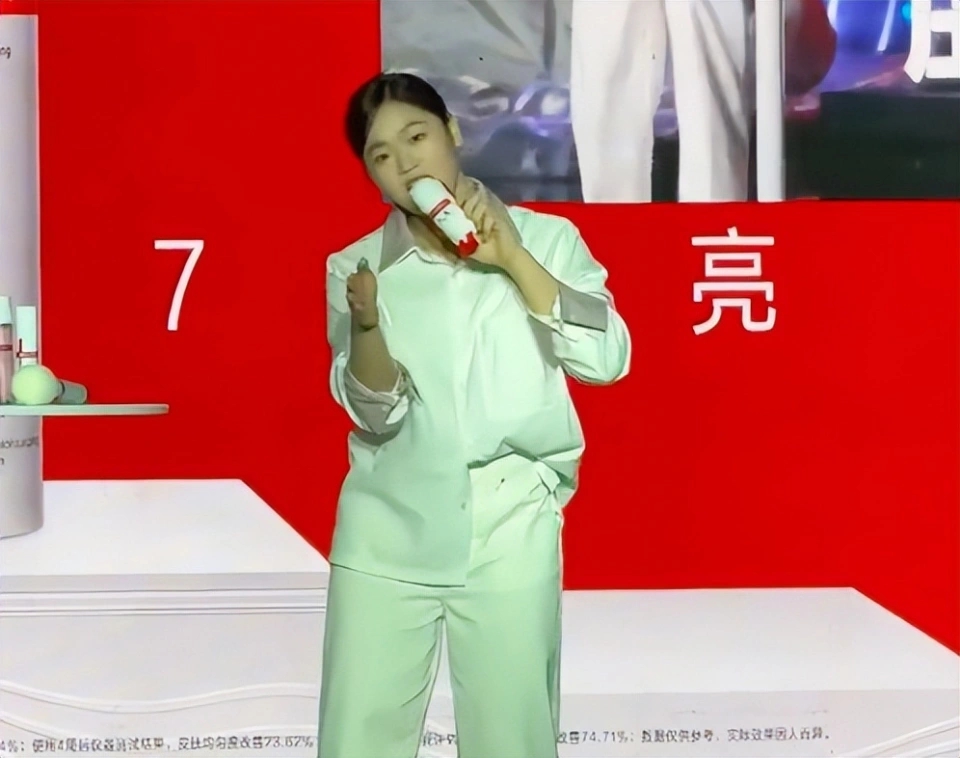 全红婵上海亮相扎辫跳手指舞。 微博 全红婵上海亮相扎辫跳手指舞。 微博
