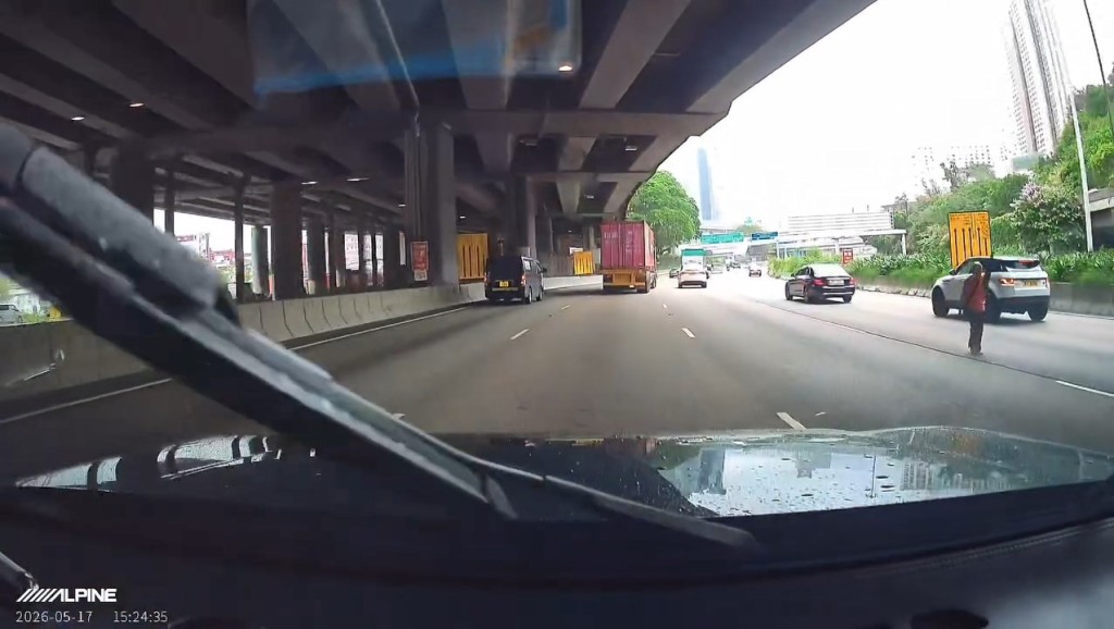 老婦舉起左手向駛經的車輛示意。fb「 車cam L(香港群組)」廿年駕駛經驗片段截圖 老婦舉起左手向駛經的車輛示意。fb「 車cam L(香港群組)」廿年駕駛經驗片段截圖