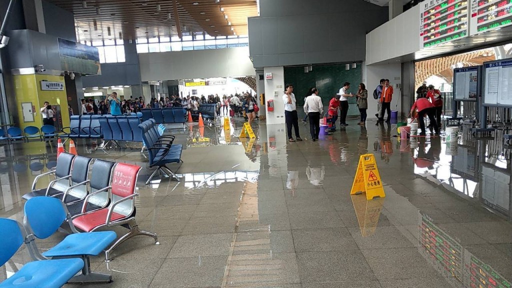 台鐵花蓮站大廳因地震致水管斷裂而漏水。網上圖片