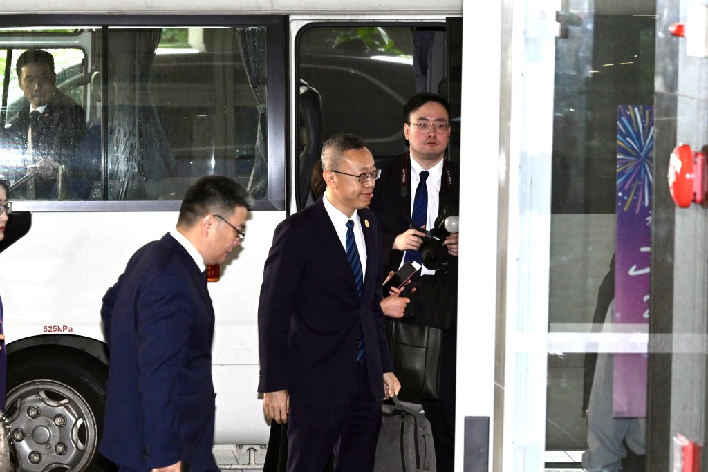 夏寶龍的車隊到達政府總部。劉駿軒攝 夏寶龍的車隊到達政府總部。劉駿軒攝