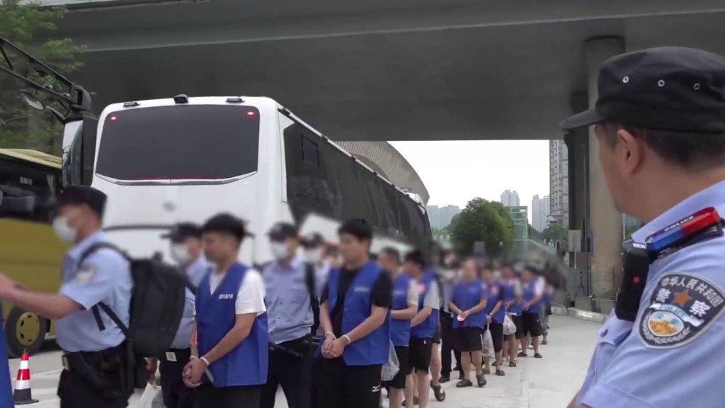 494名犯罪嫌疑人從老撾移交中方。 新華社