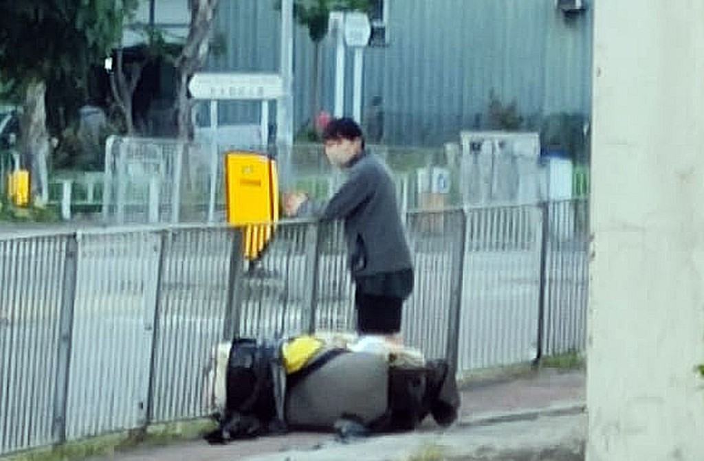 被告吳家聲當日運屍過程遭人拍下。 被告吳家聲當日運屍過程遭人拍下。