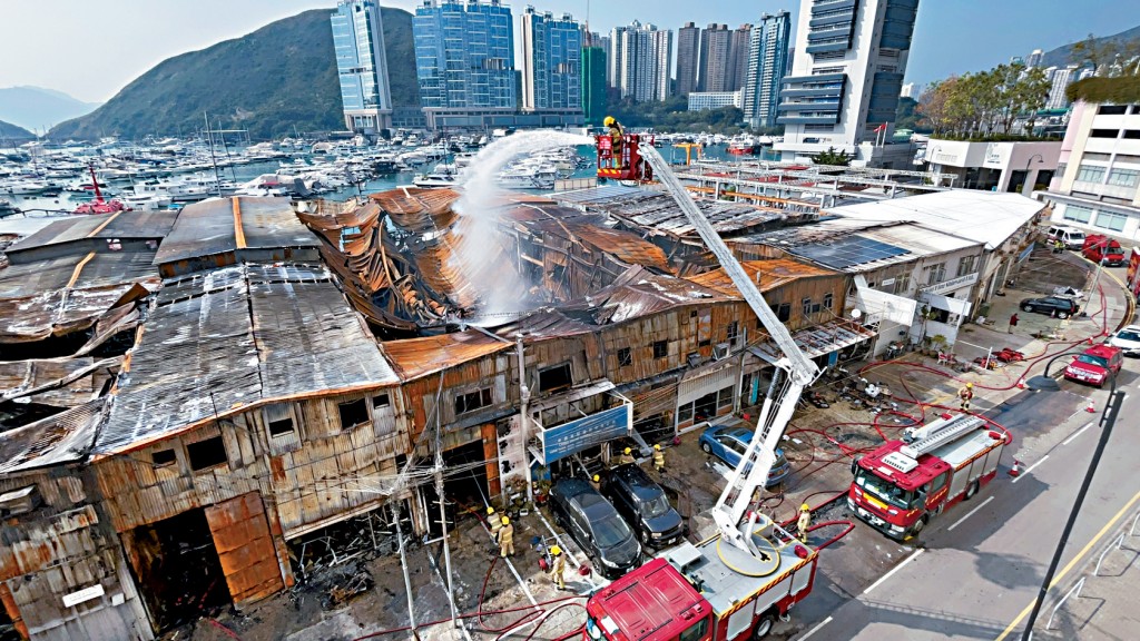 發生三級火警的深灣道船廠，昨日消防員繼續向火場射水降溫。