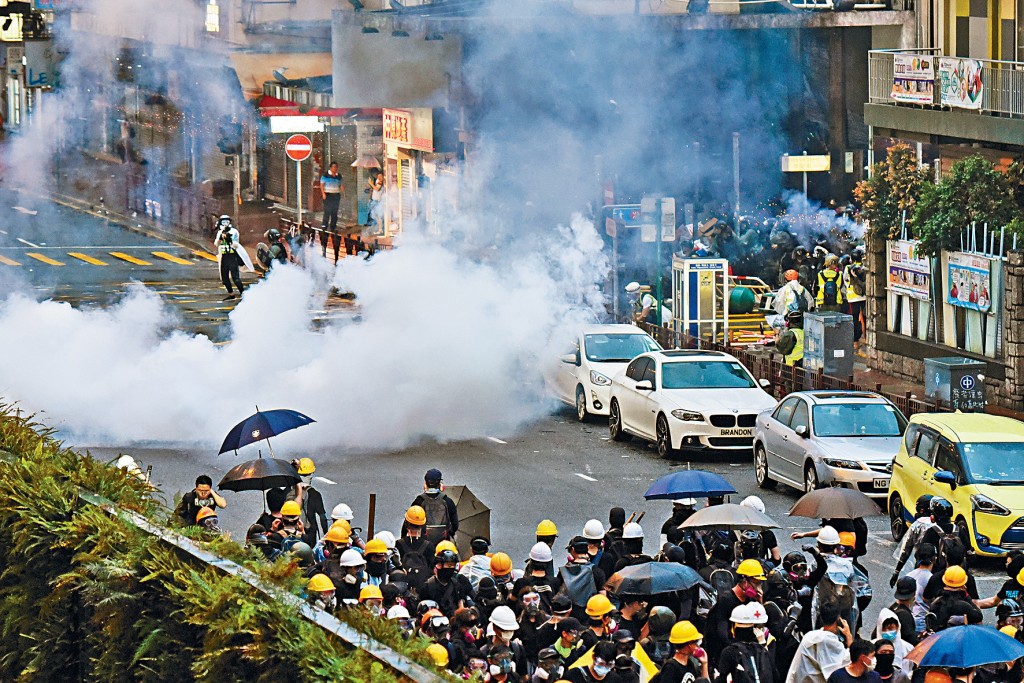 2019年荃葵青大遊行,防暴警施放催淚彈驅散。