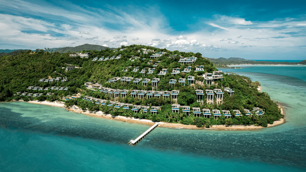 酒店位位蘇梅島西南邊的朝海山坡，有81棟豪華別墅，全部面向海景，而且都有私人泳池和露台，非常奢華。