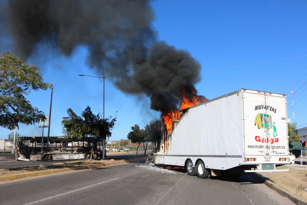 库利亚坎市陷入大乱，街上车辆起火。路透社
