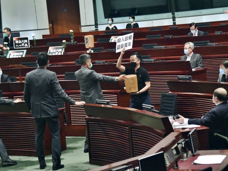 陳志全在保安攔截下傾倒惡臭液體。資料圖片