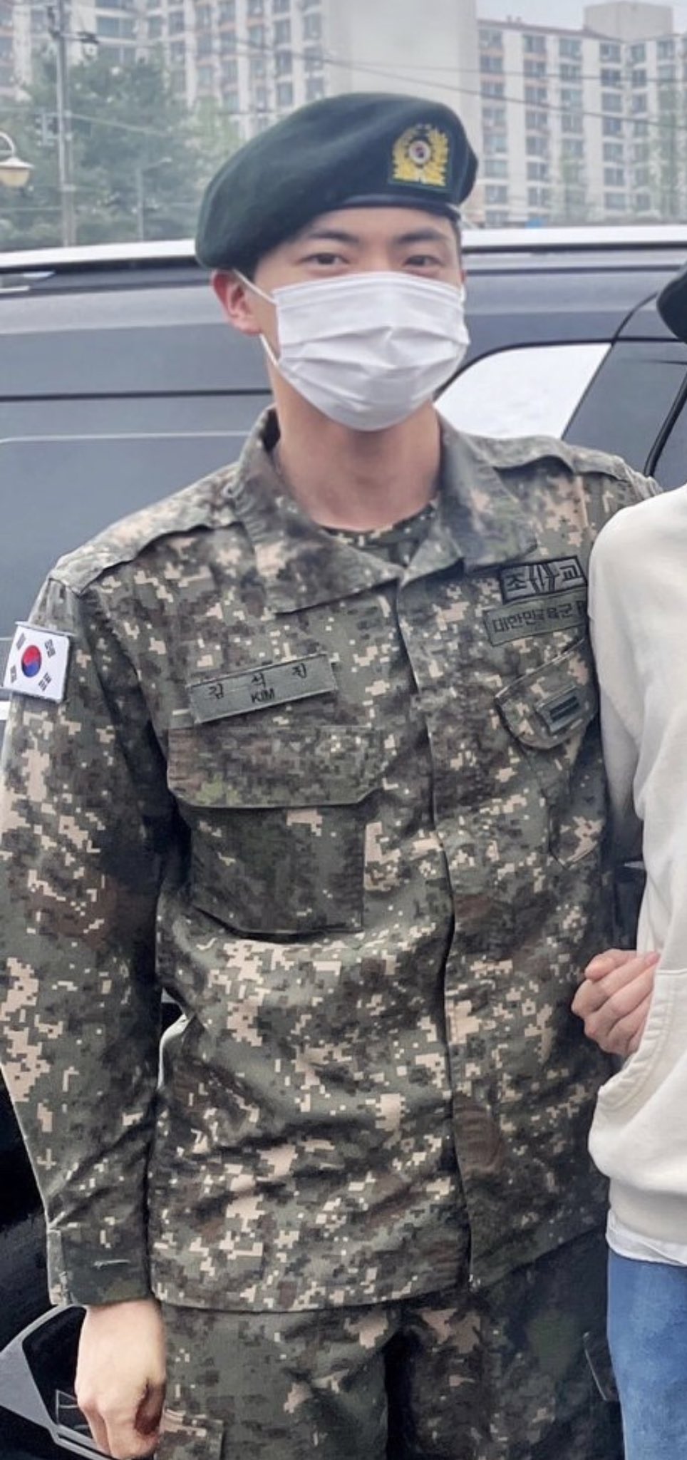 Jin的军服上写上Assistant Drill Instructor。