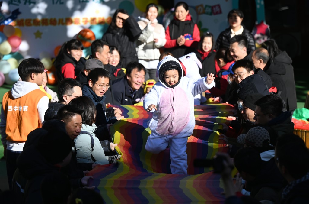 北京市東城區欣苑幼兒園舉辦親子運動會。新華社