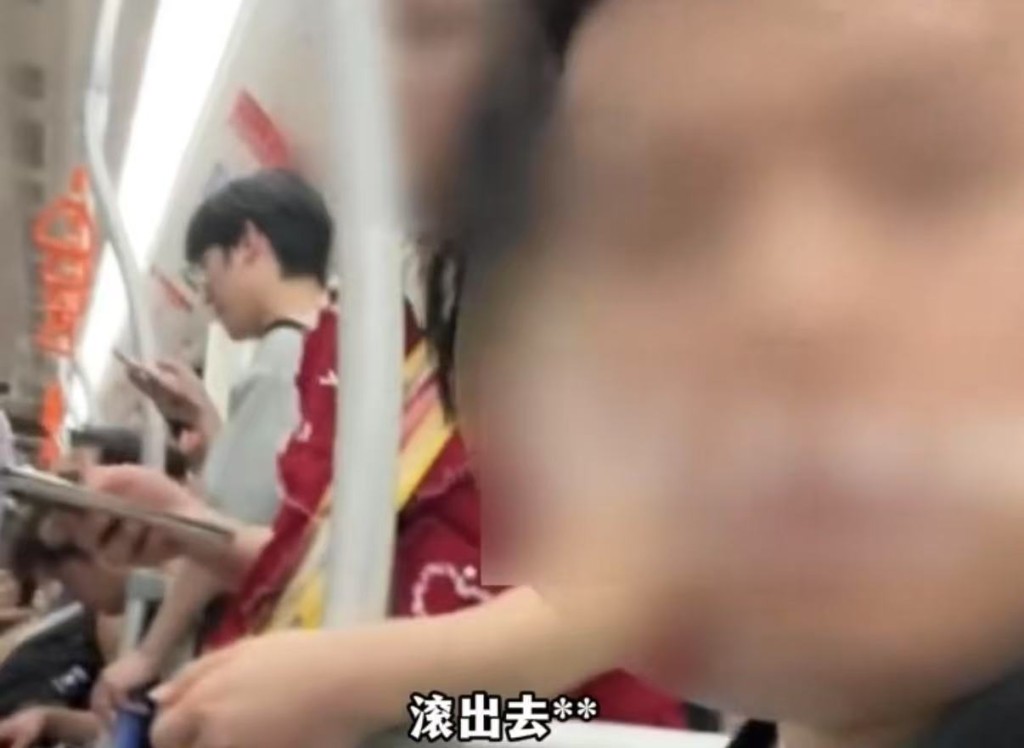 上海地鐵男撞人後用三語辱罵對方。浪潮新聞