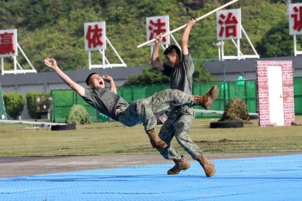 軍人表演格鬥訓練。