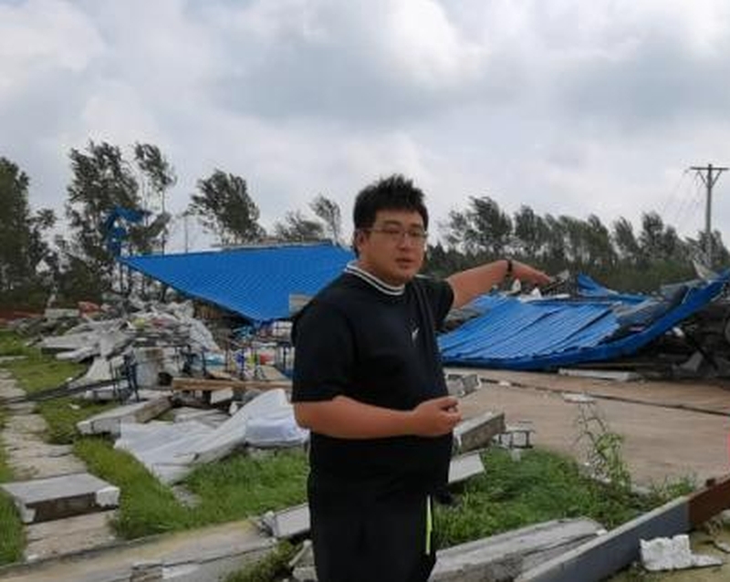 一廠房被大風夷為平地,貨車被廠房的鐵皮房蓋壓在下面。(網圖)