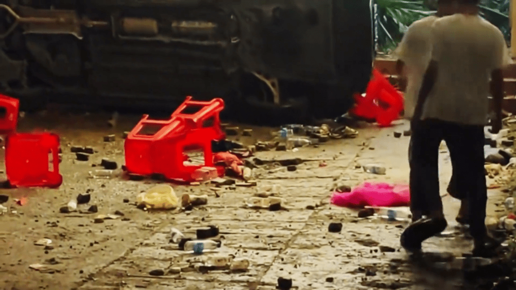 現場一片狼藉。 現場一片狼藉。