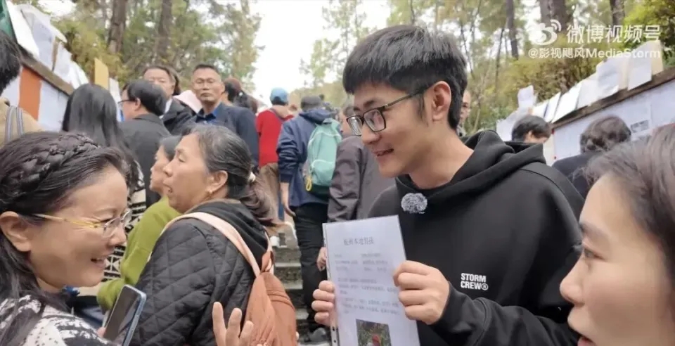 Tim(潘天鴻)前往杭州「相親角」推銷自己,卻被嫌學歷低還離過婚。 Tim(潘天鴻)前往杭州「相親角」推銷自己,卻被嫌學歷低還離過婚。