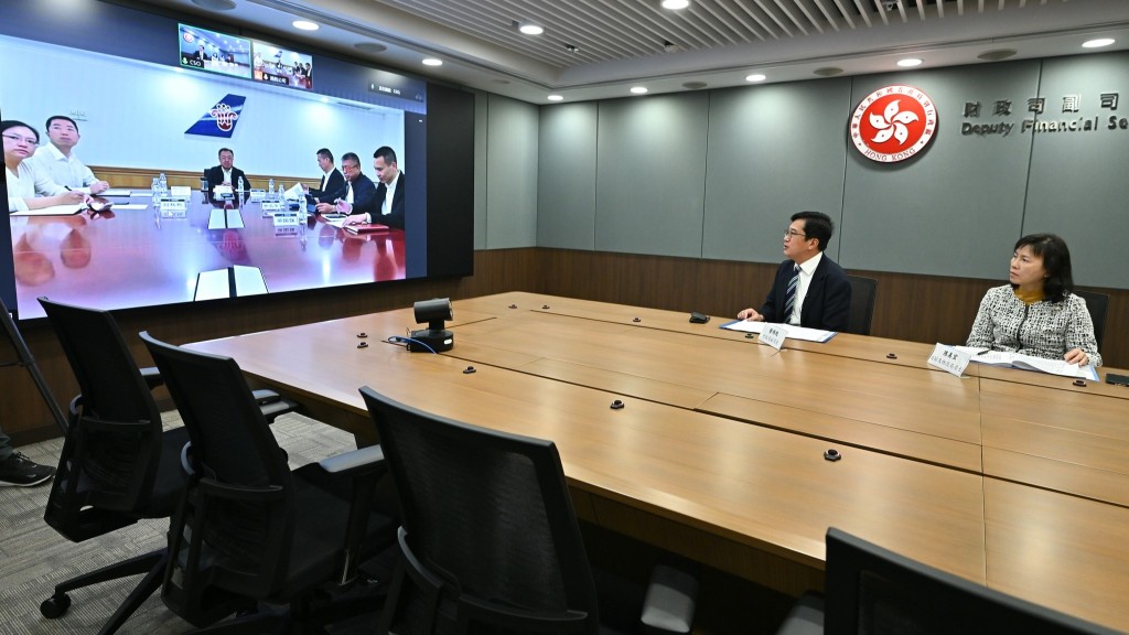 財政司副司長黃偉綸聯同運輸及物流局局長陳美寶今日(10日)與南航通用航空公司董事長李二保等人進行線上會議。黃偉綸FB圖片