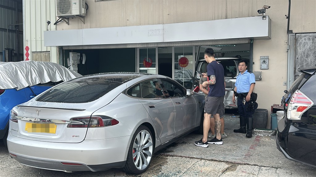 Tesla直撞七人車,令七人車剷入地產舖。劉漢權攝 Tesla直撞七人車,令七人車剷入地產舖。劉漢權攝