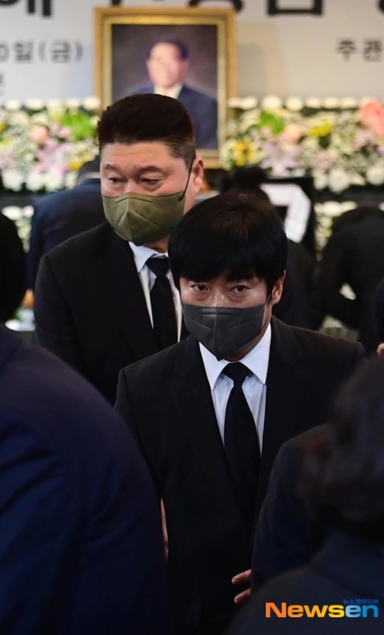 李秀根（前）到场致哀。