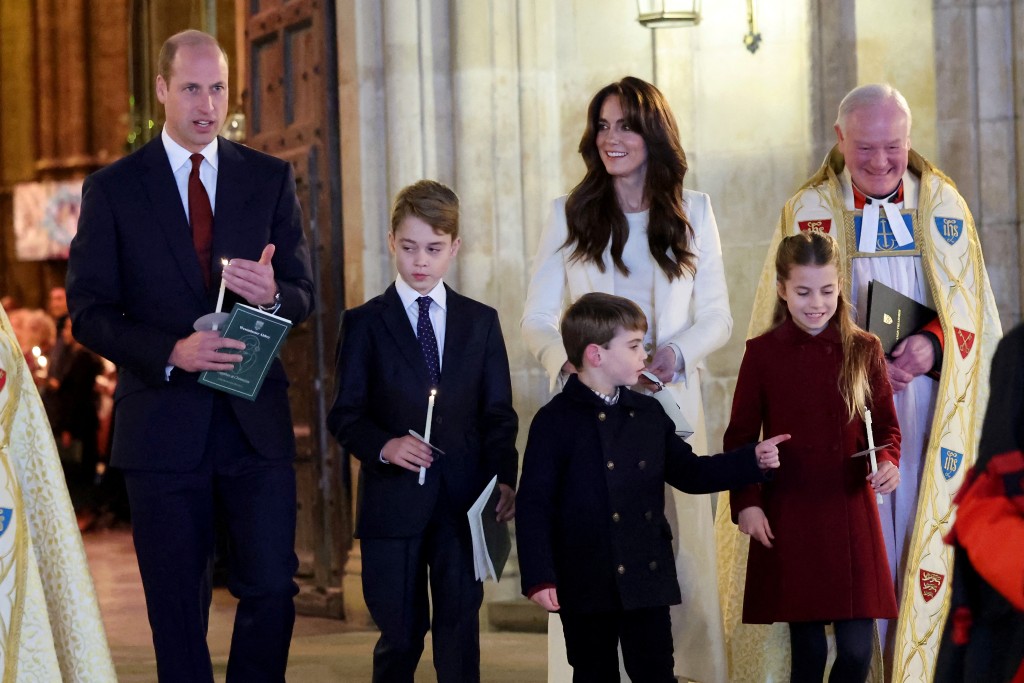 凱特動完腹部手術後，威廉王子也向皇室告假，推遲了皇室活動，以便在家陪伴凱特與3名孩子。路透社